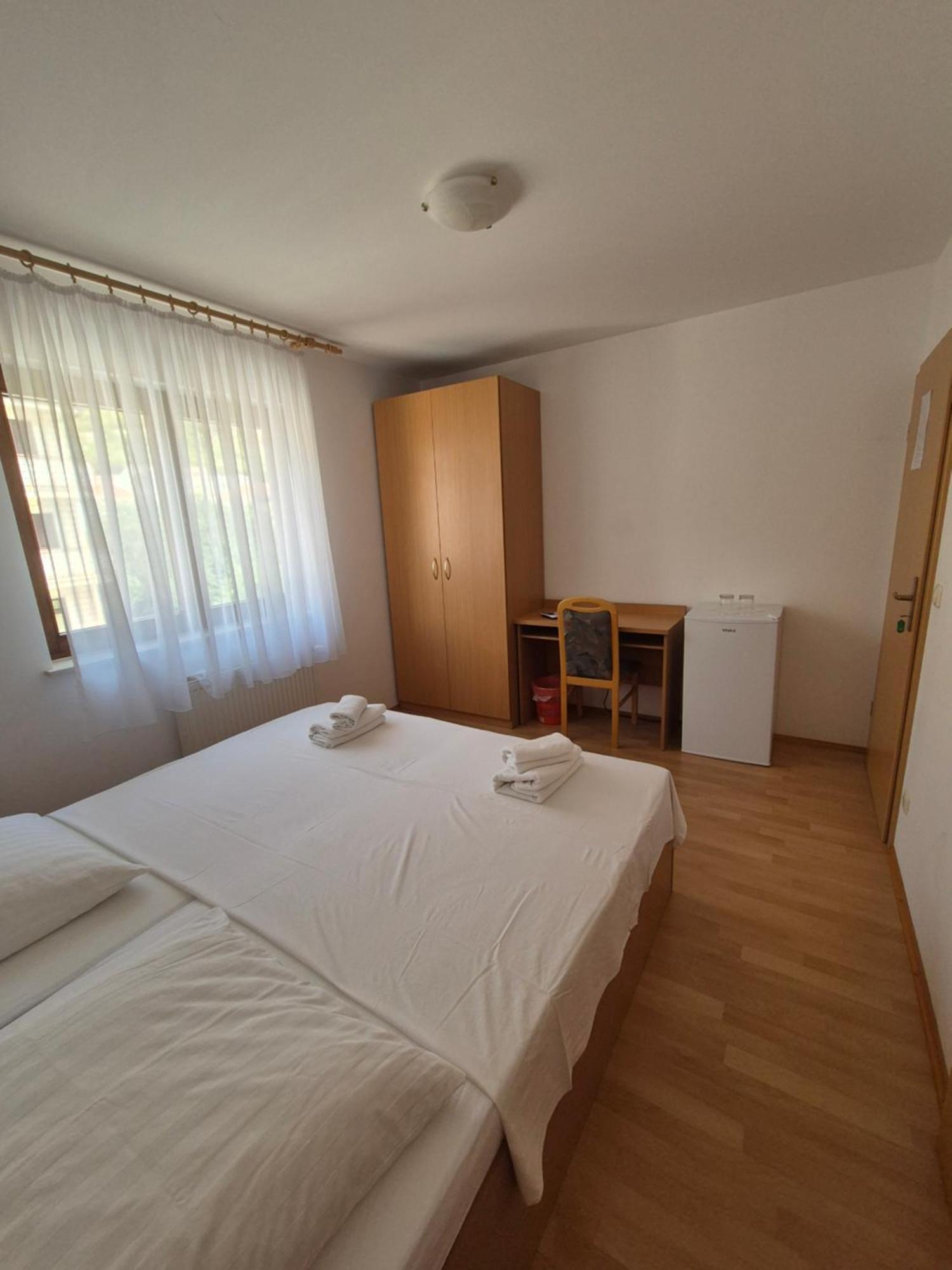 Apartments And Rooms Mamic Dugi Rat Exterior foto