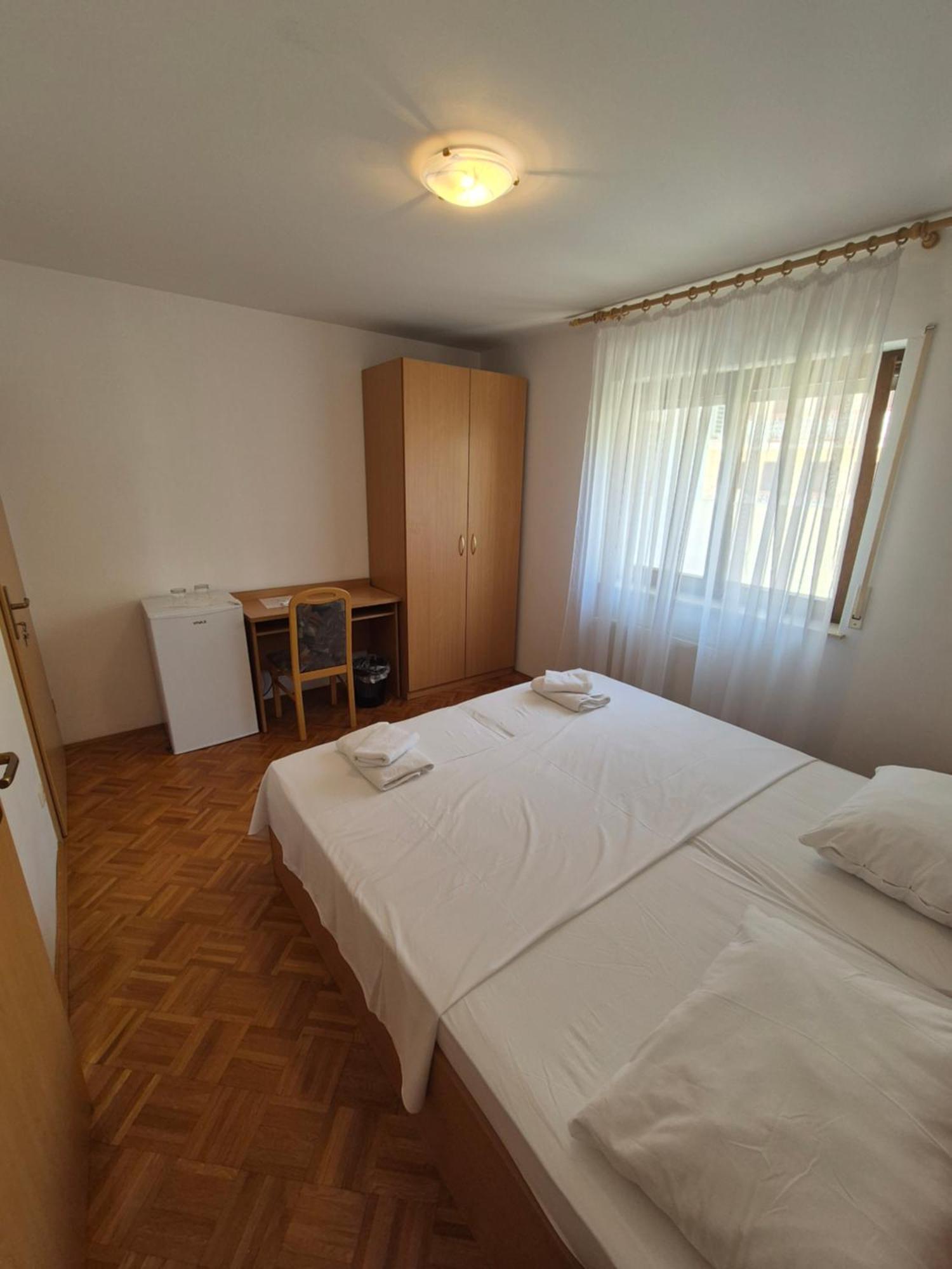 Apartments And Rooms Mamic Dugi Rat Exterior foto