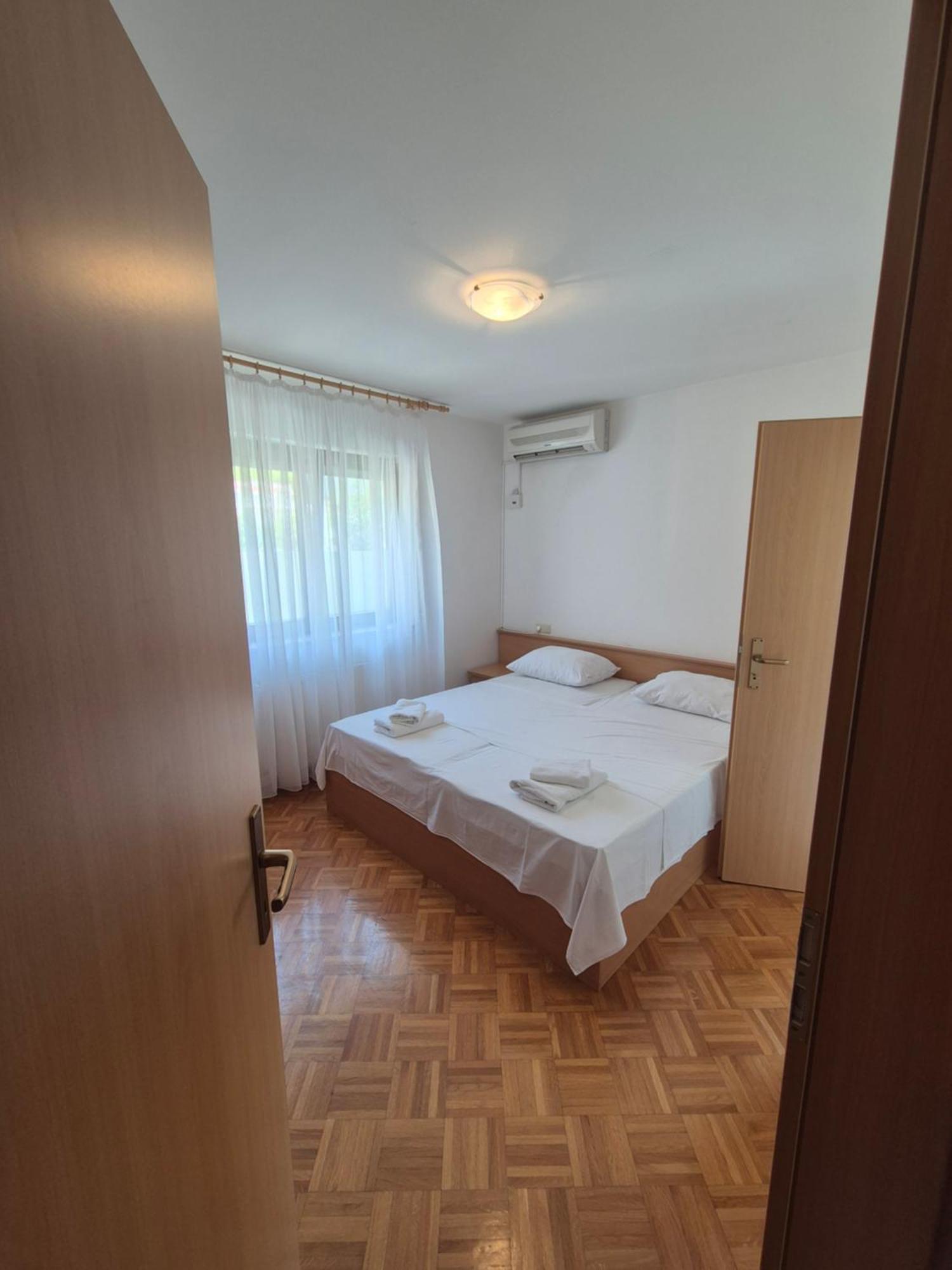 Apartments And Rooms Mamic Dugi Rat Exterior foto