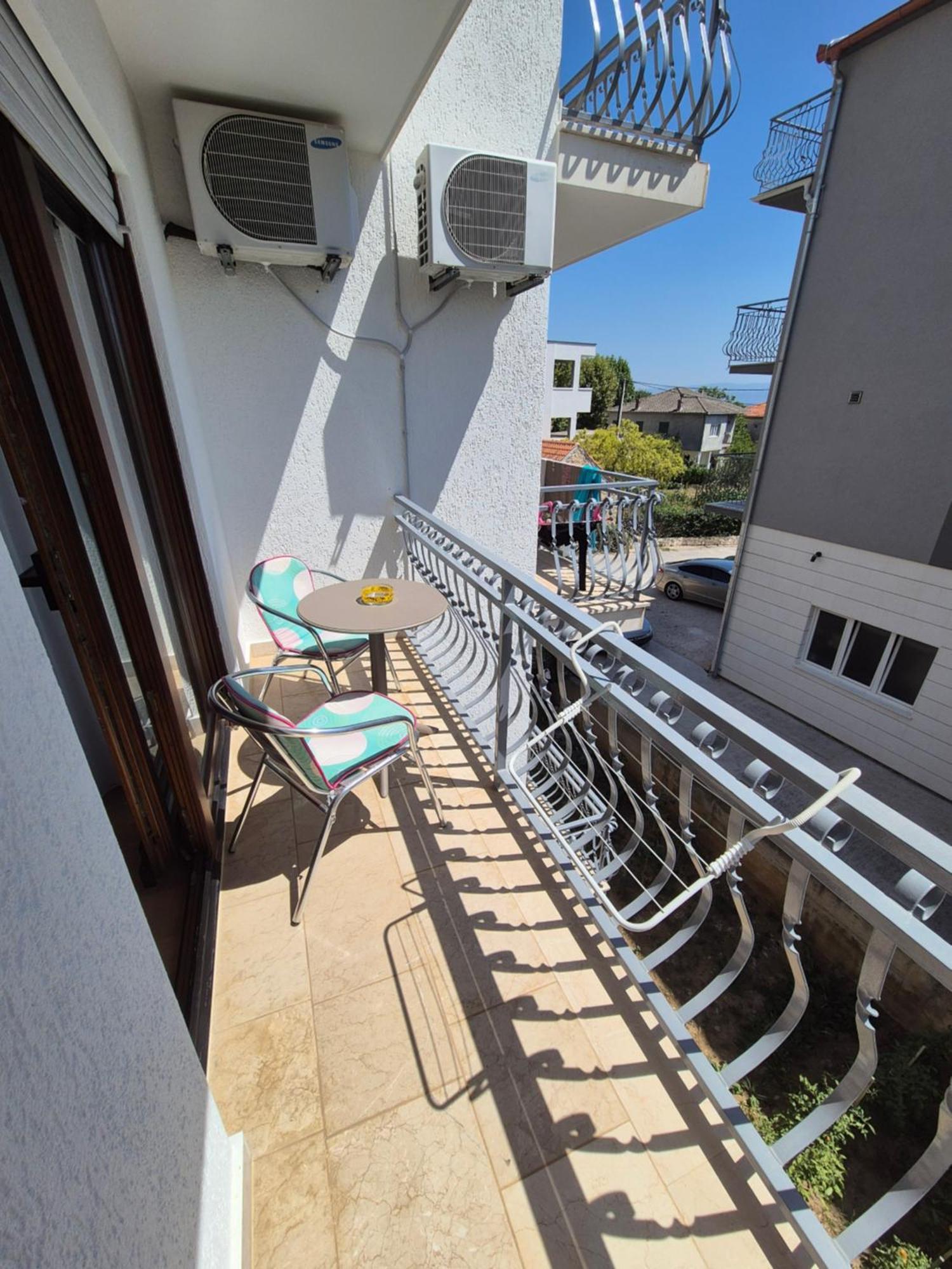 Apartments And Rooms Mamic Dugi Rat Exterior foto