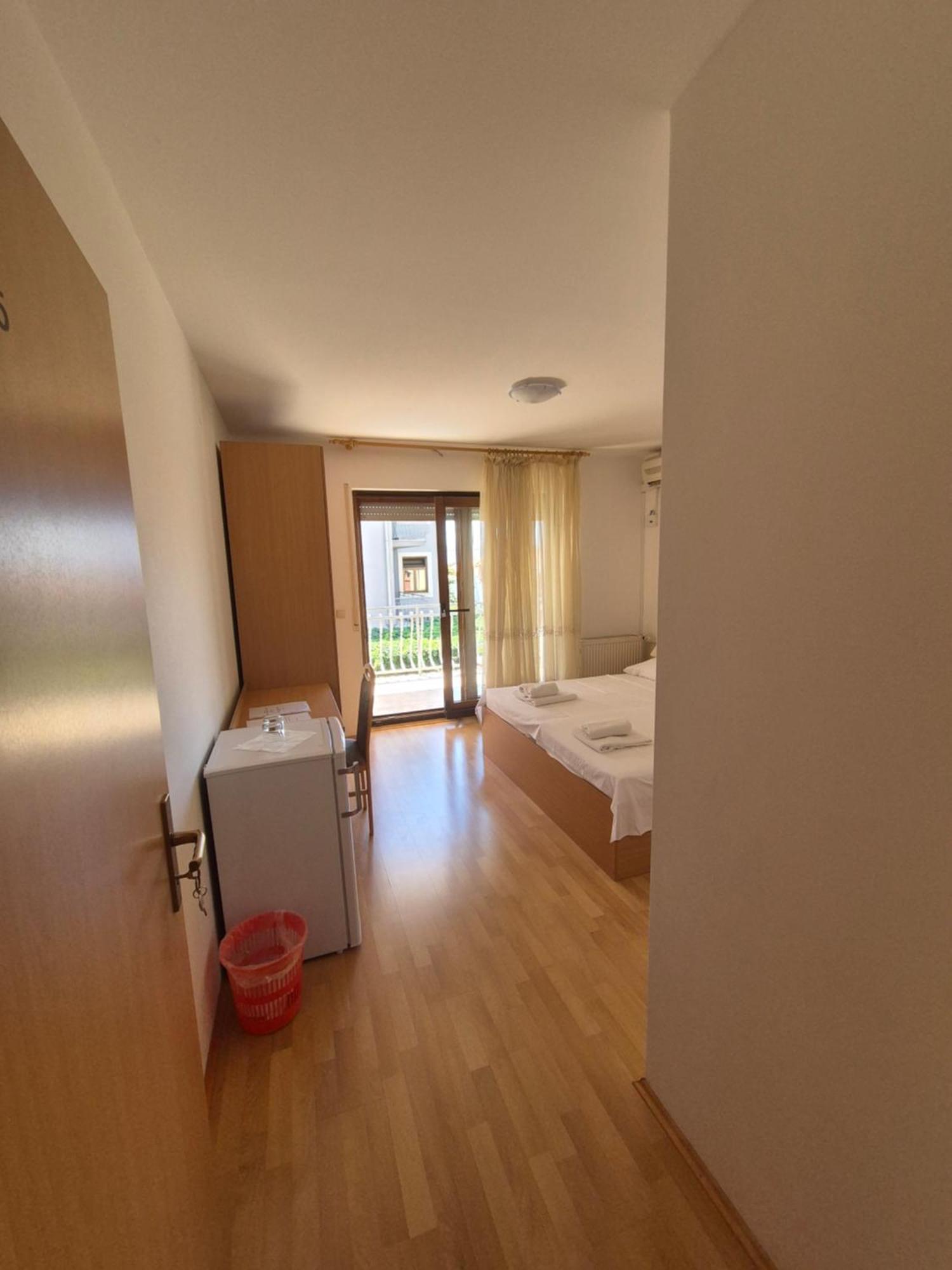Apartments And Rooms Mamic Dugi Rat Exterior foto