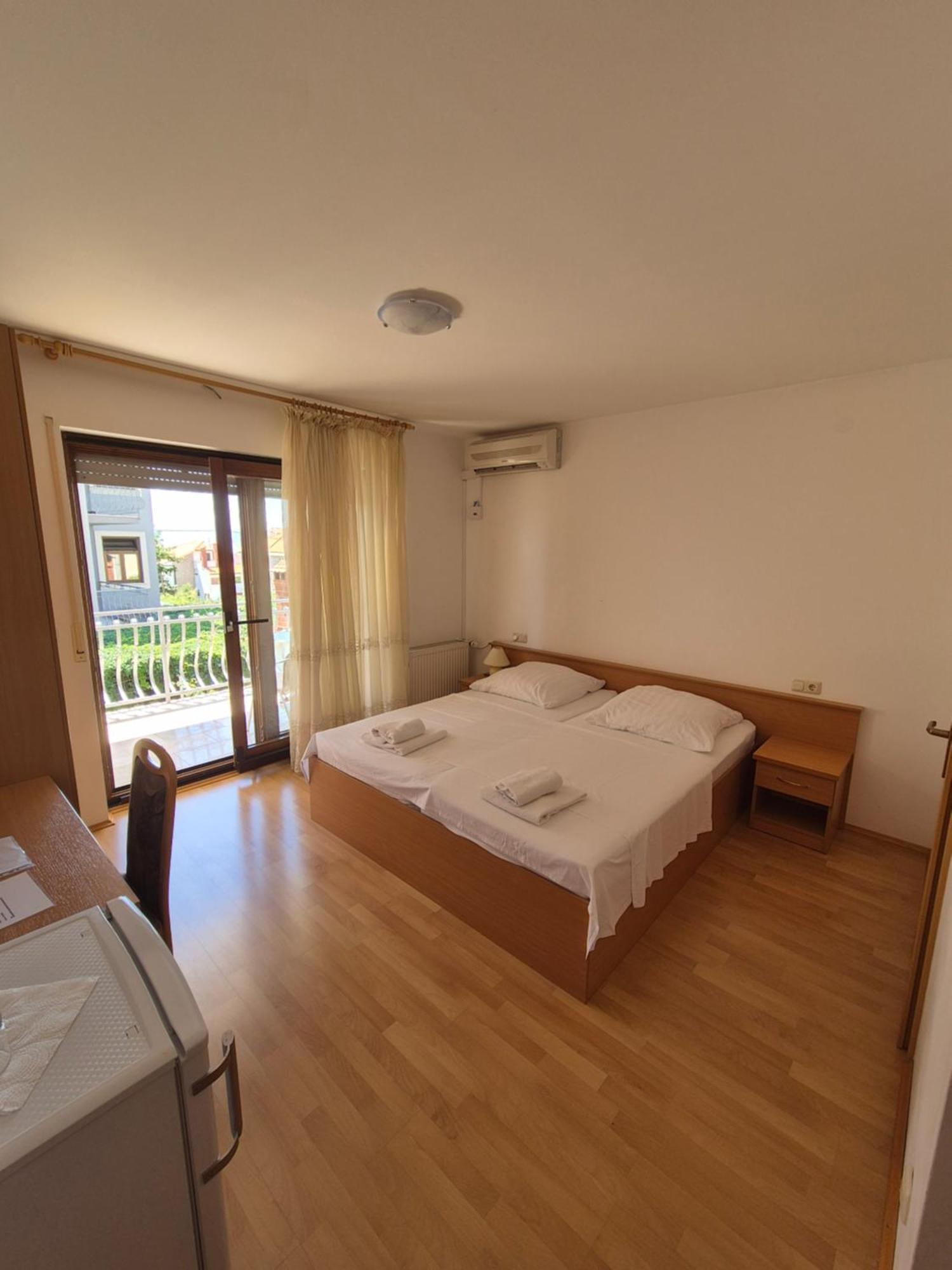Apartments And Rooms Mamic Dugi Rat Exterior foto