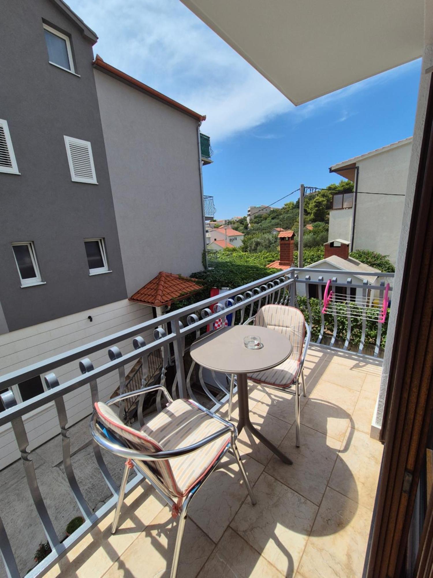 Apartments And Rooms Mamic Dugi Rat Exterior foto