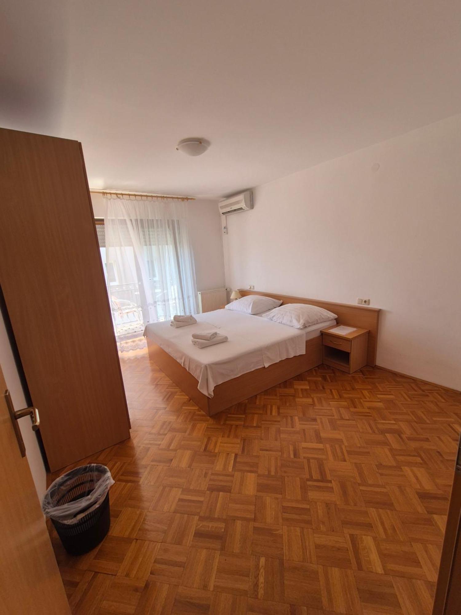 Apartments And Rooms Mamic Dugi Rat Exterior foto