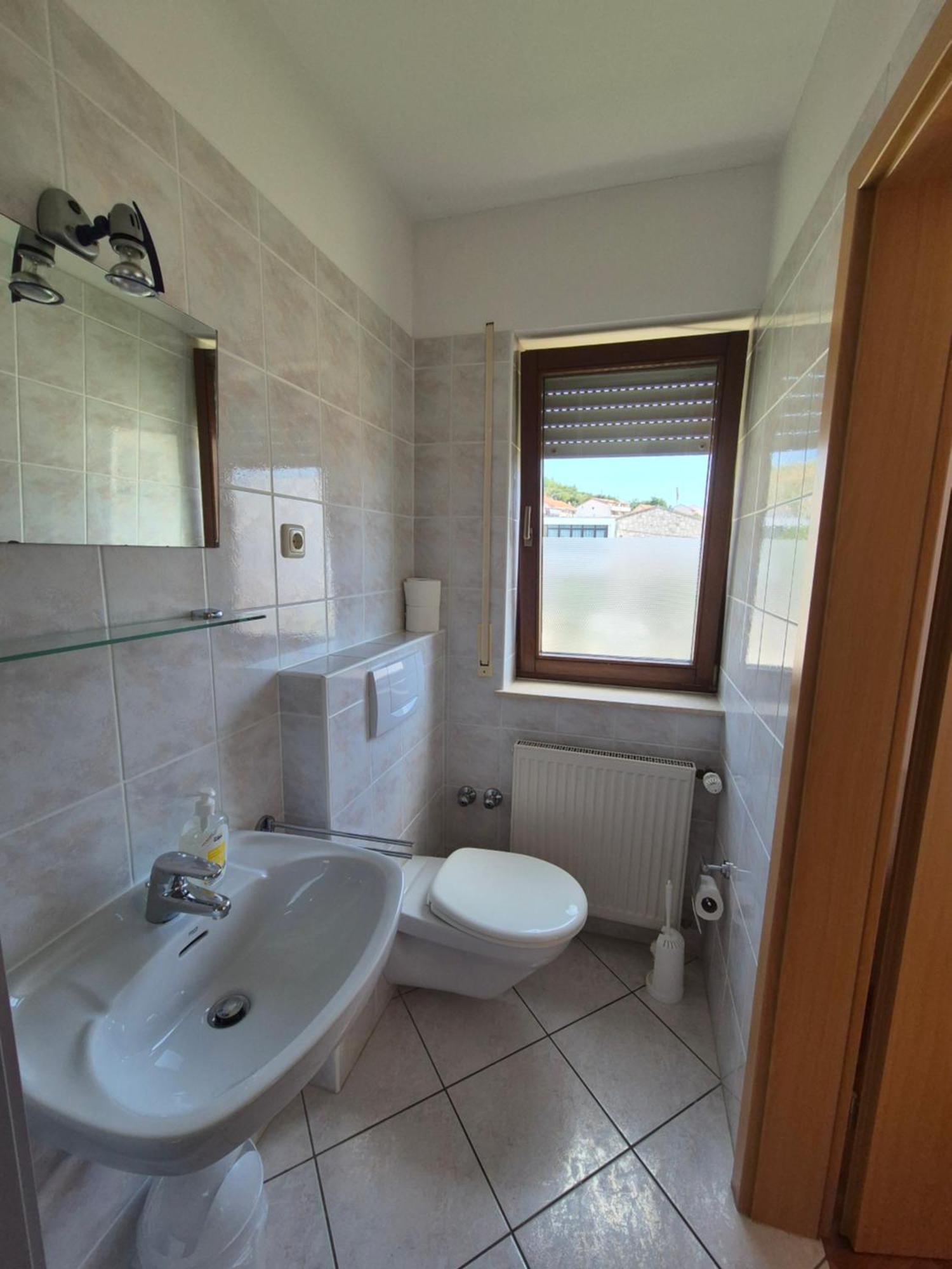 Apartments And Rooms Mamic Dugi Rat Exterior foto