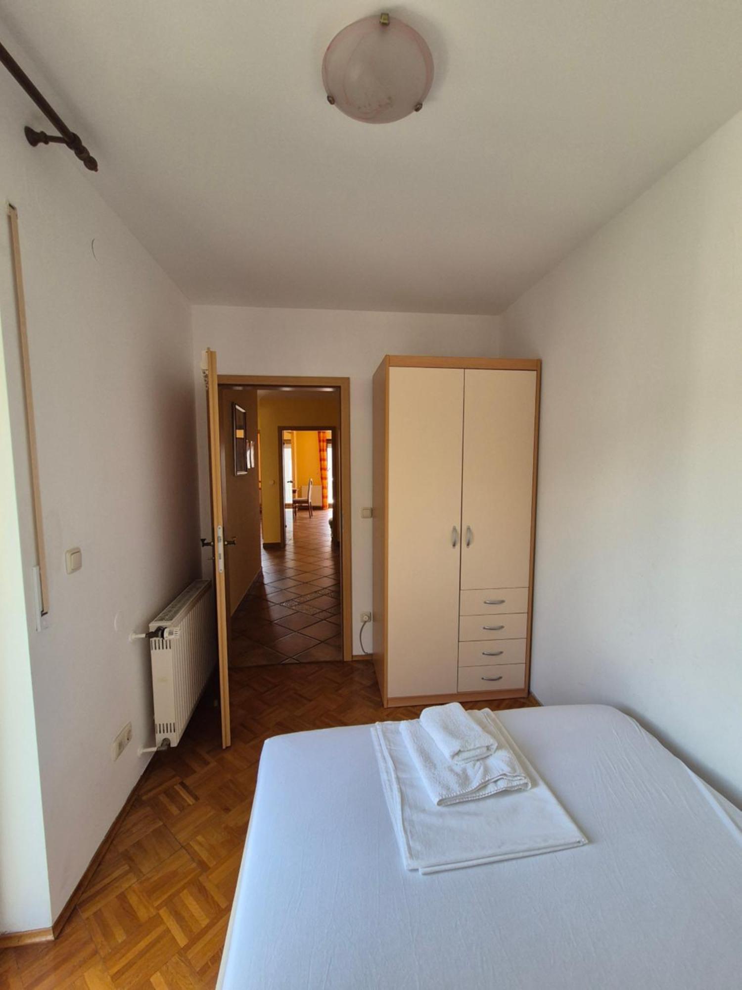 Apartments And Rooms Mamic Dugi Rat Exterior foto