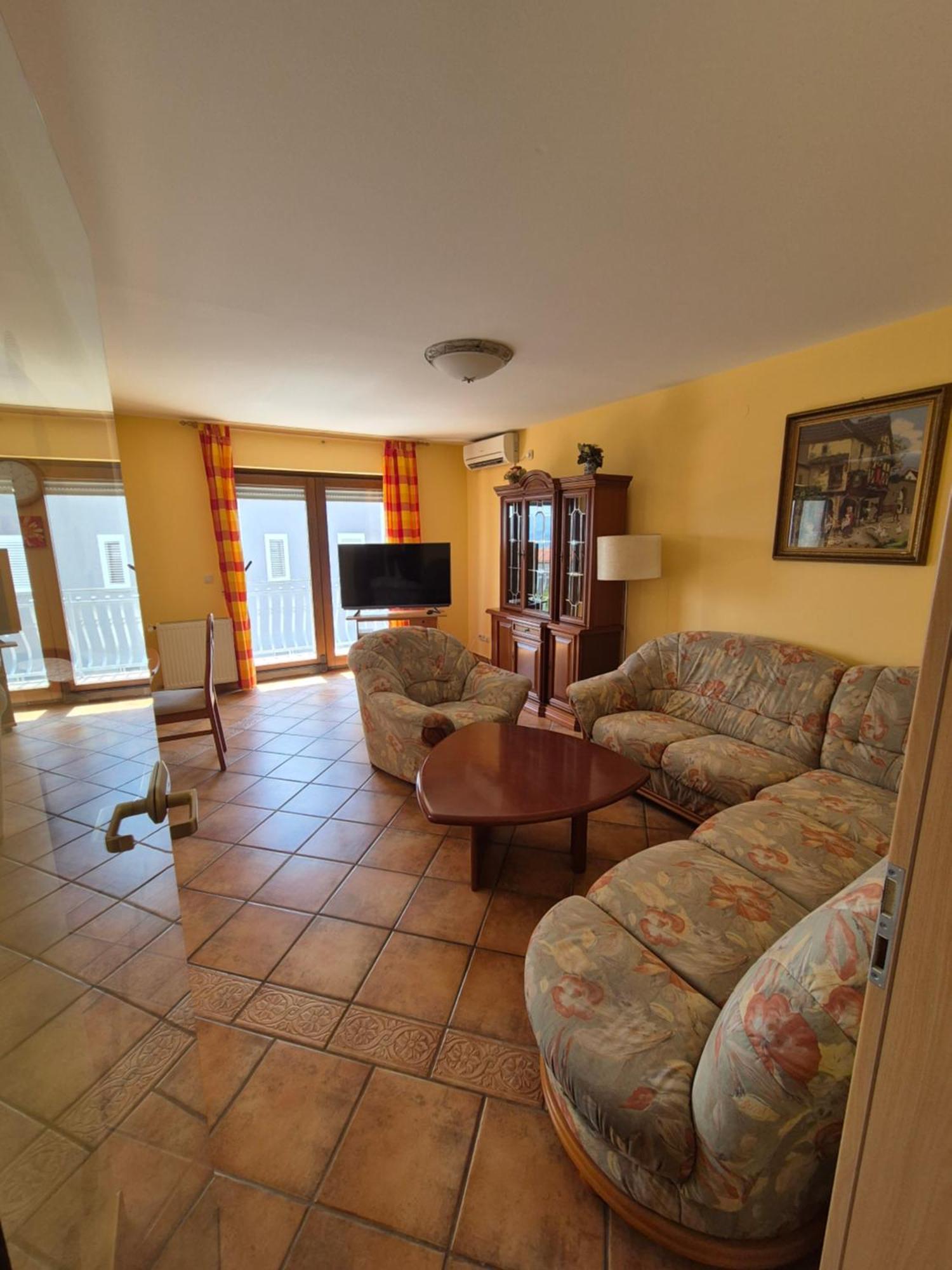 Apartments And Rooms Mamic Dugi Rat Exterior foto