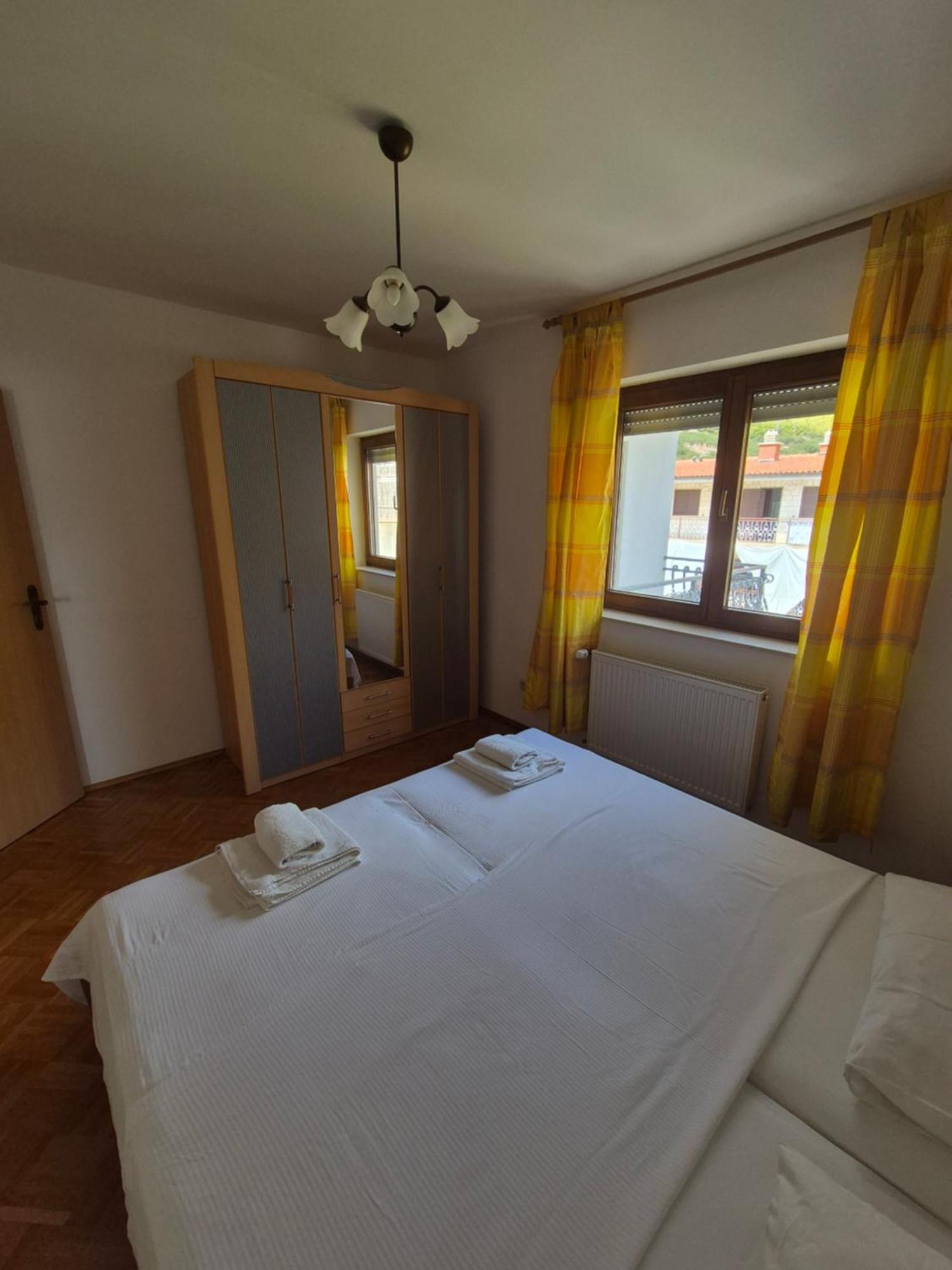 Apartments And Rooms Mamic Dugi Rat Exterior foto