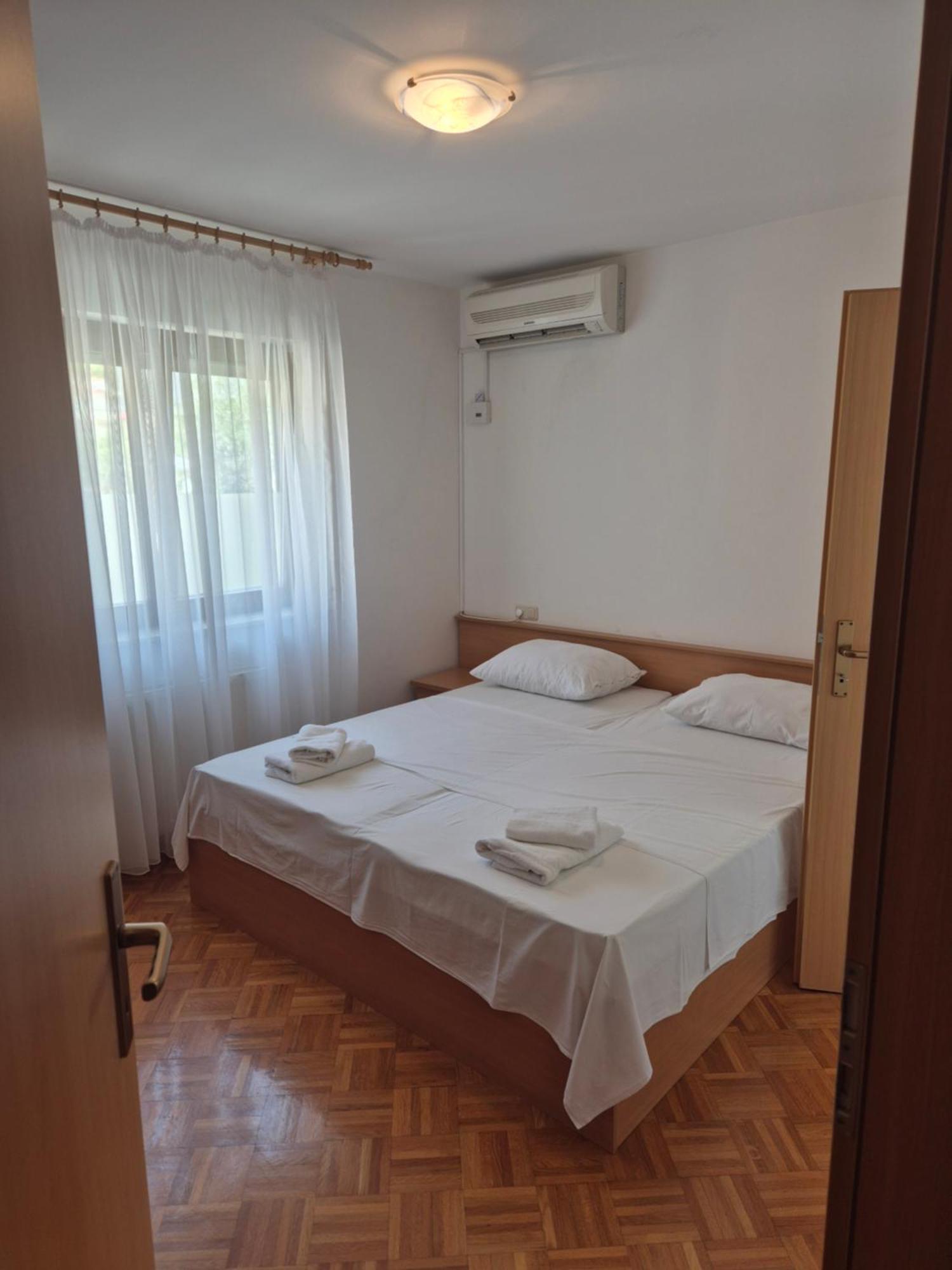 Apartments And Rooms Mamic Dugi Rat Exterior foto