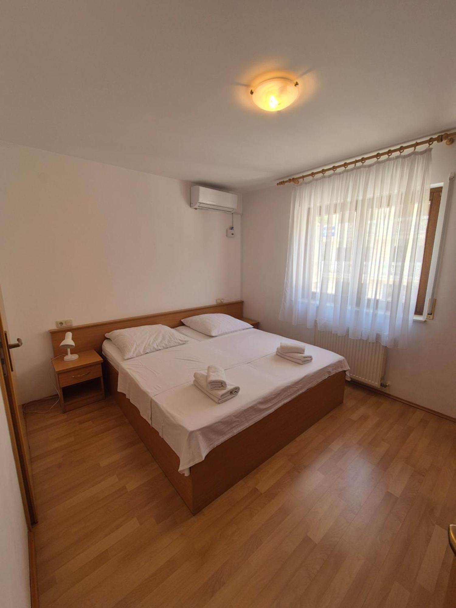 Apartments And Rooms Mamic Dugi Rat Exterior foto